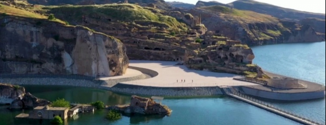 HASANKEYF KALES GECE DE ZYARETE AILDI