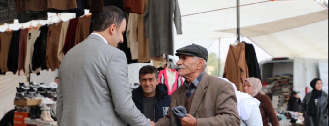 KAYMAKAM MRAK, PAZARDA ESNAF VE VATANDALARLA BULUTU 