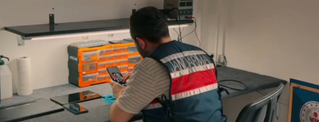 F�NANS EV� BASKINI : 4 K��� TUTUKLANDI