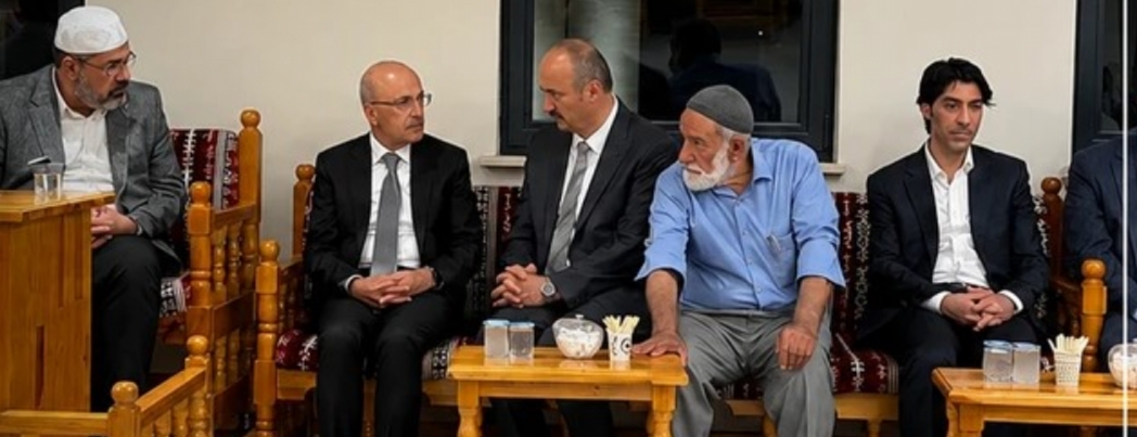 Yurtdışından dönen Bakan Şimşek, yeğenin taziyesine katıldı